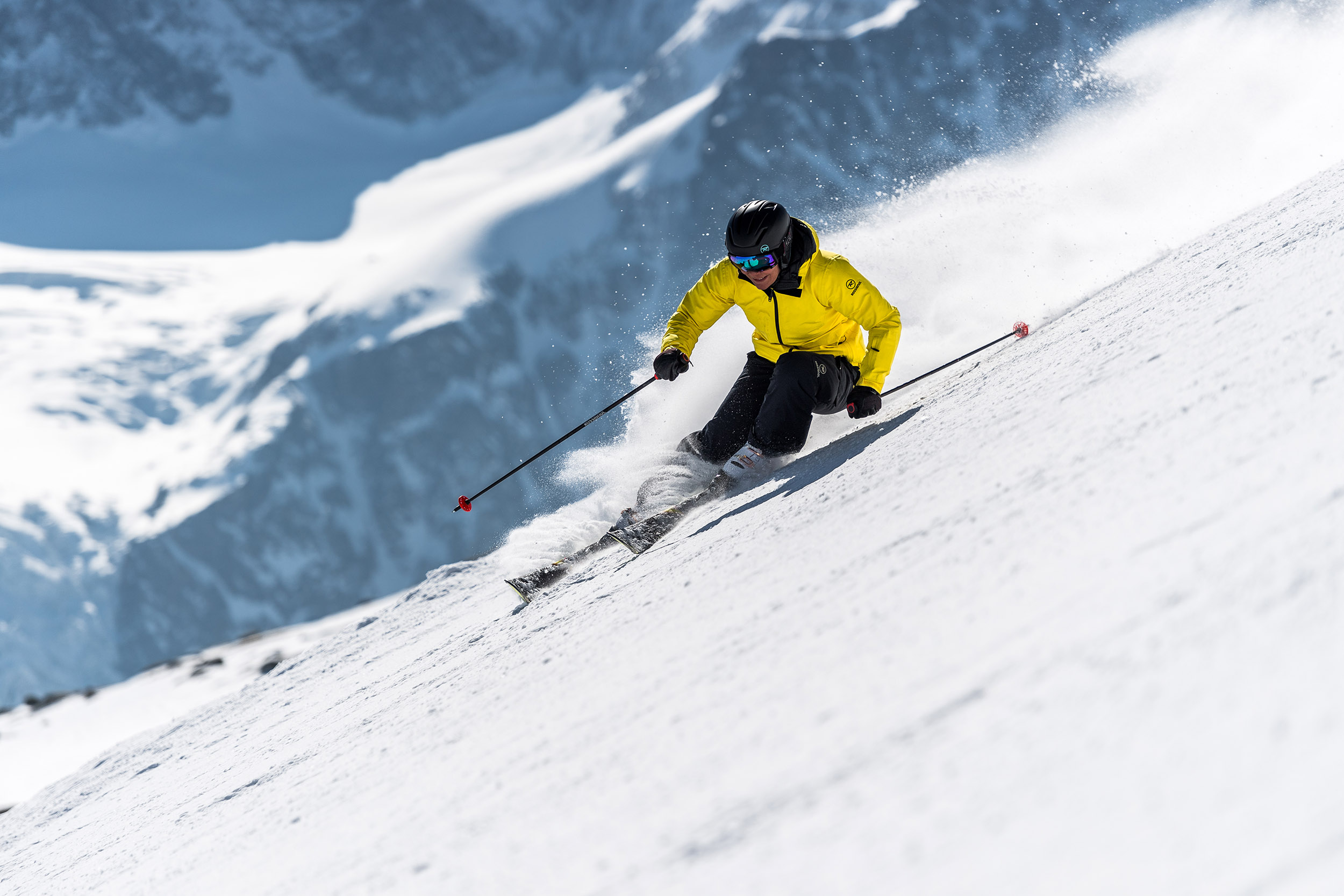 Un skieur dévale la piste