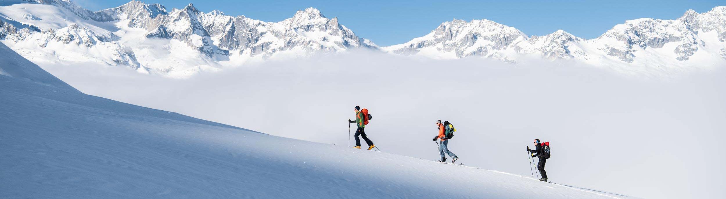 Randonneurs lors d'une randonnée en montagne avec des peaux de phoque de MONTANA