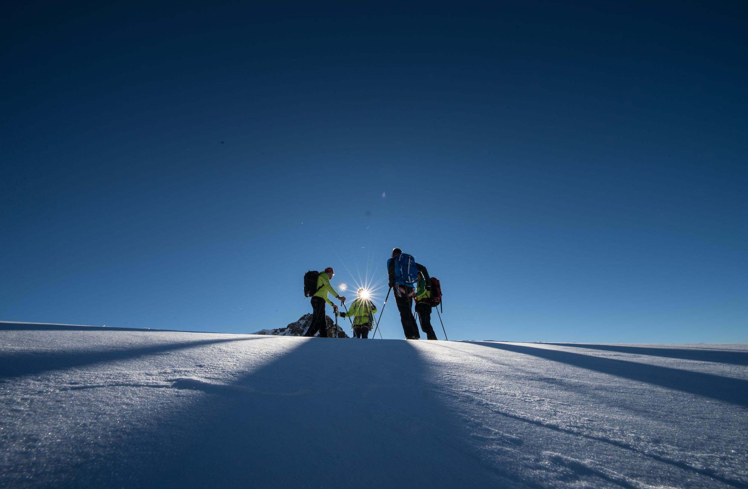 Gruppo di scialpinisti in vetta