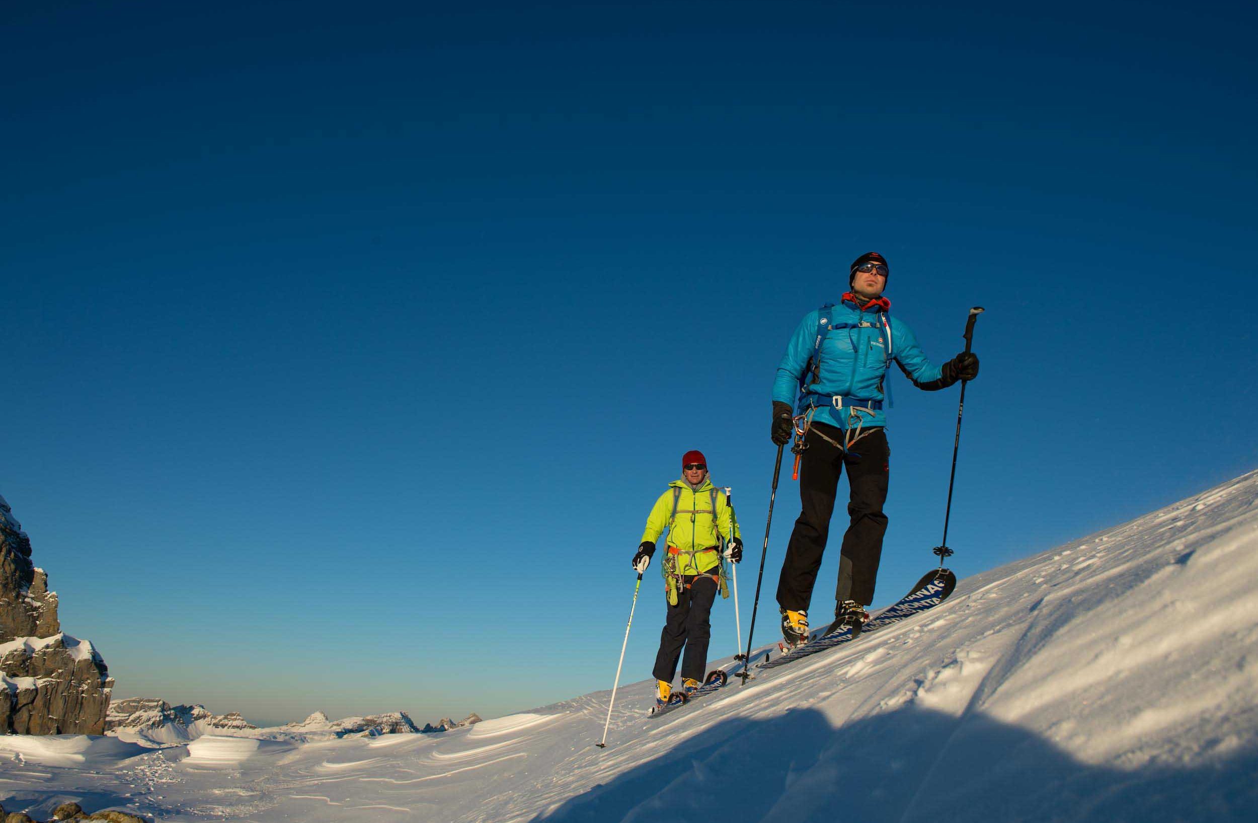 Dani Arnold durante un tour sugli sci